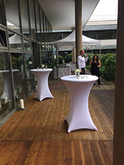 99 Windows Eventlocation - Stehtische auf der Terrasse, Location Hochzeit